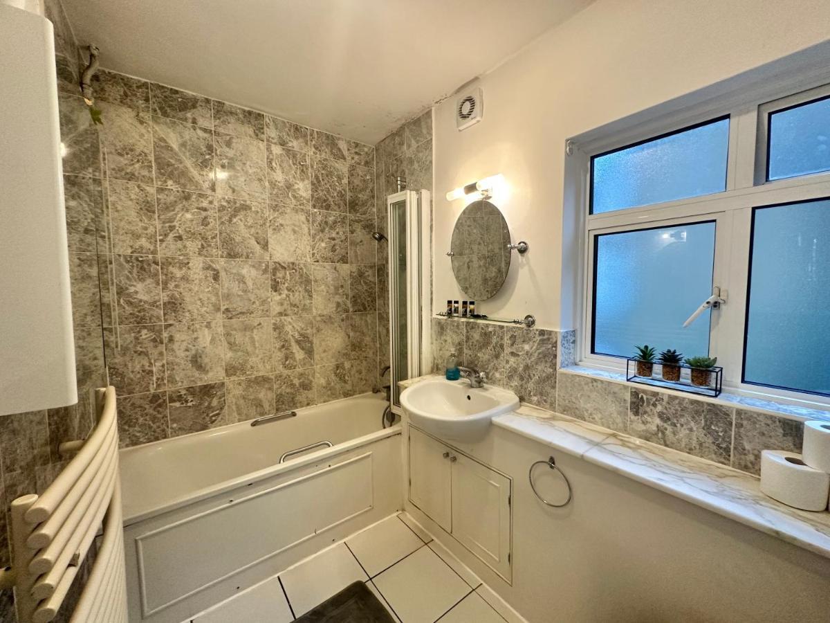 Private Family Apartment, In Victoria Posh Sw1 런던 외부 사진